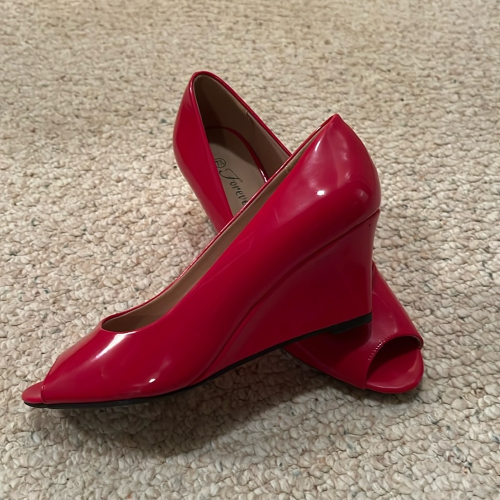 Red patent leather peep toe wedges